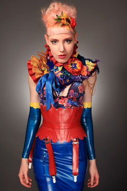 Luna Eve in Am Statik Latex